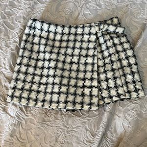 Size small forever 21 skort. Zipper in back , like new